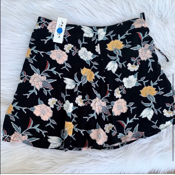 Kendall & Kylie Dresses & Skirts - NWT KENDALL & KYLIE Floral Skirt.